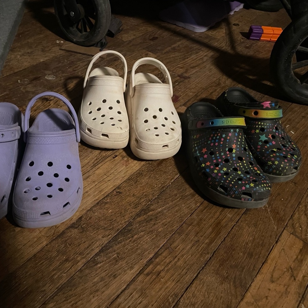 Black rainbow star platform crocs